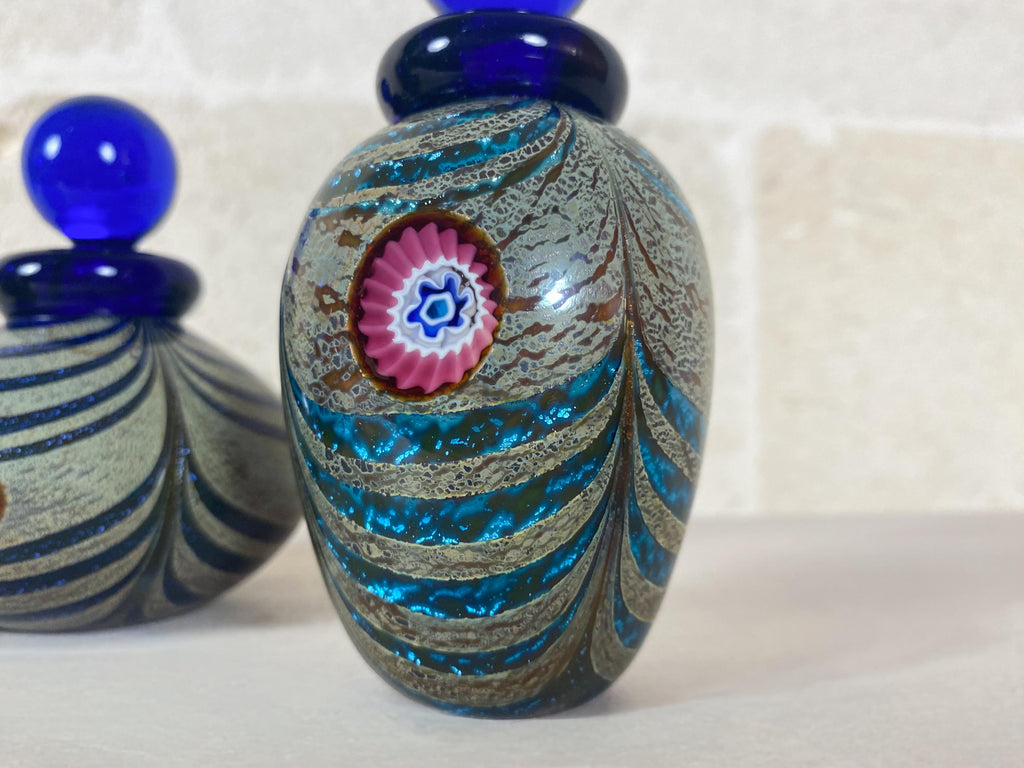 Trio di bottiglie da toeletta Peacock firmate Franco Moretti | Vetro artistico di Murano soffiato a mano