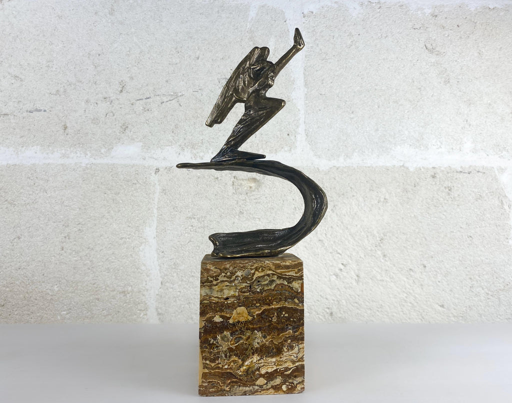 Gran escultura italiana de mujer alada estilo Art Déco | Figura aerodinámica sobre pedestal de pietra paesina