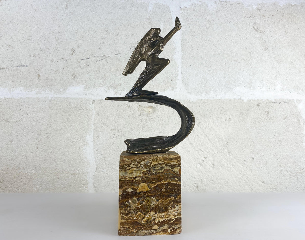 Gran escultura italiana de mujer alada estilo Art Déco | Figura aerodinámica sobre pedestal de pietra paesina