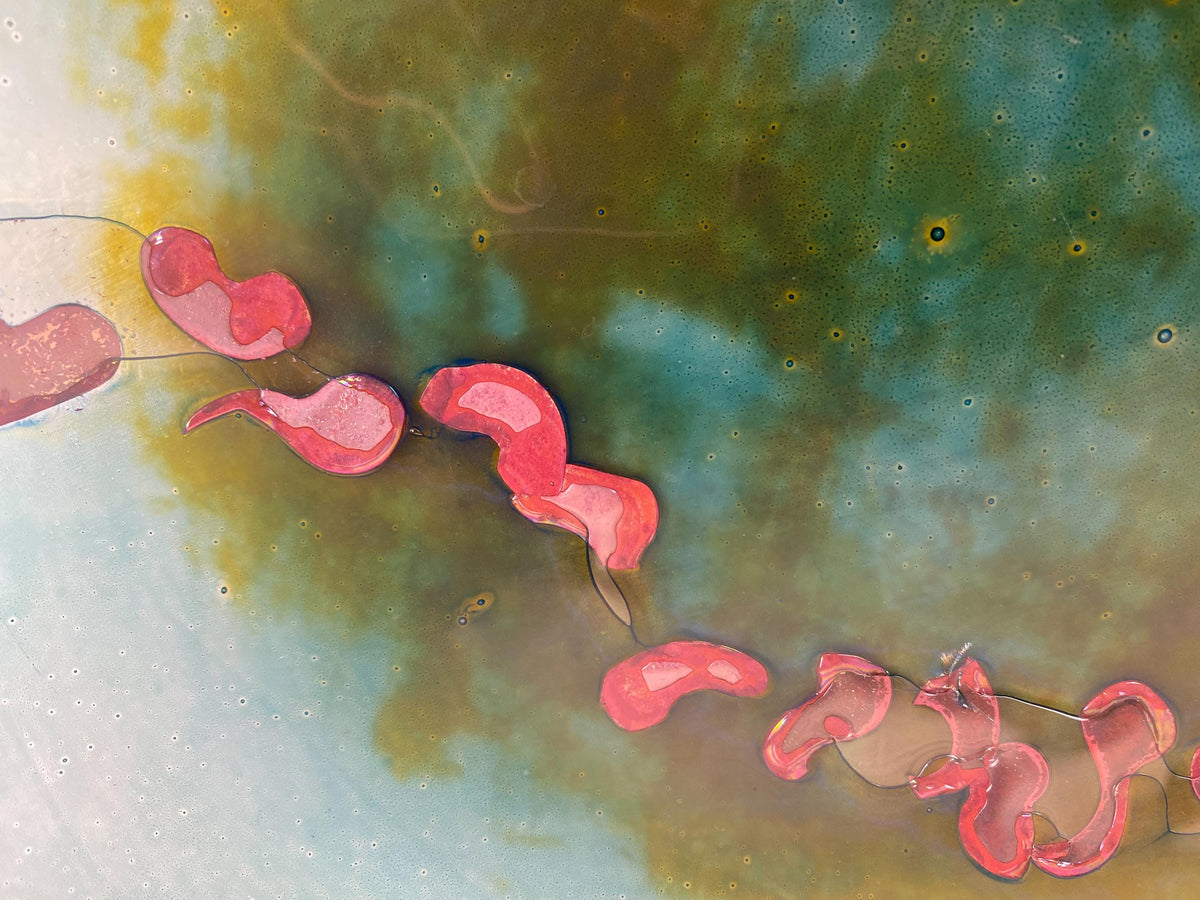 Grand plat de bassin en verre fusionné | Art impressionniste aquatique abstrait, inclusions de cuivre