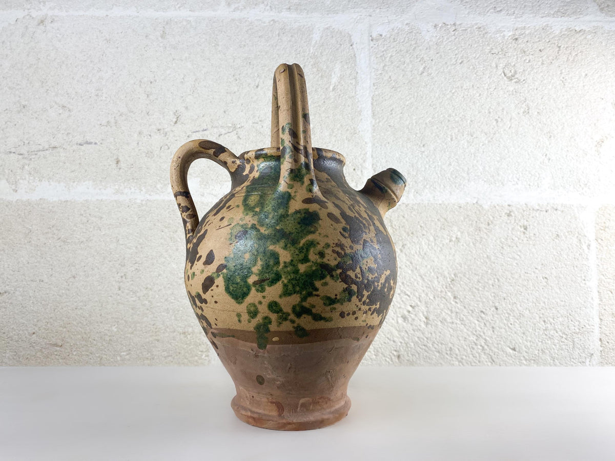 Jarra antigua de terracota italiana, vasija apulia para agua y vino, con el tradicional esmaltado salpicado
