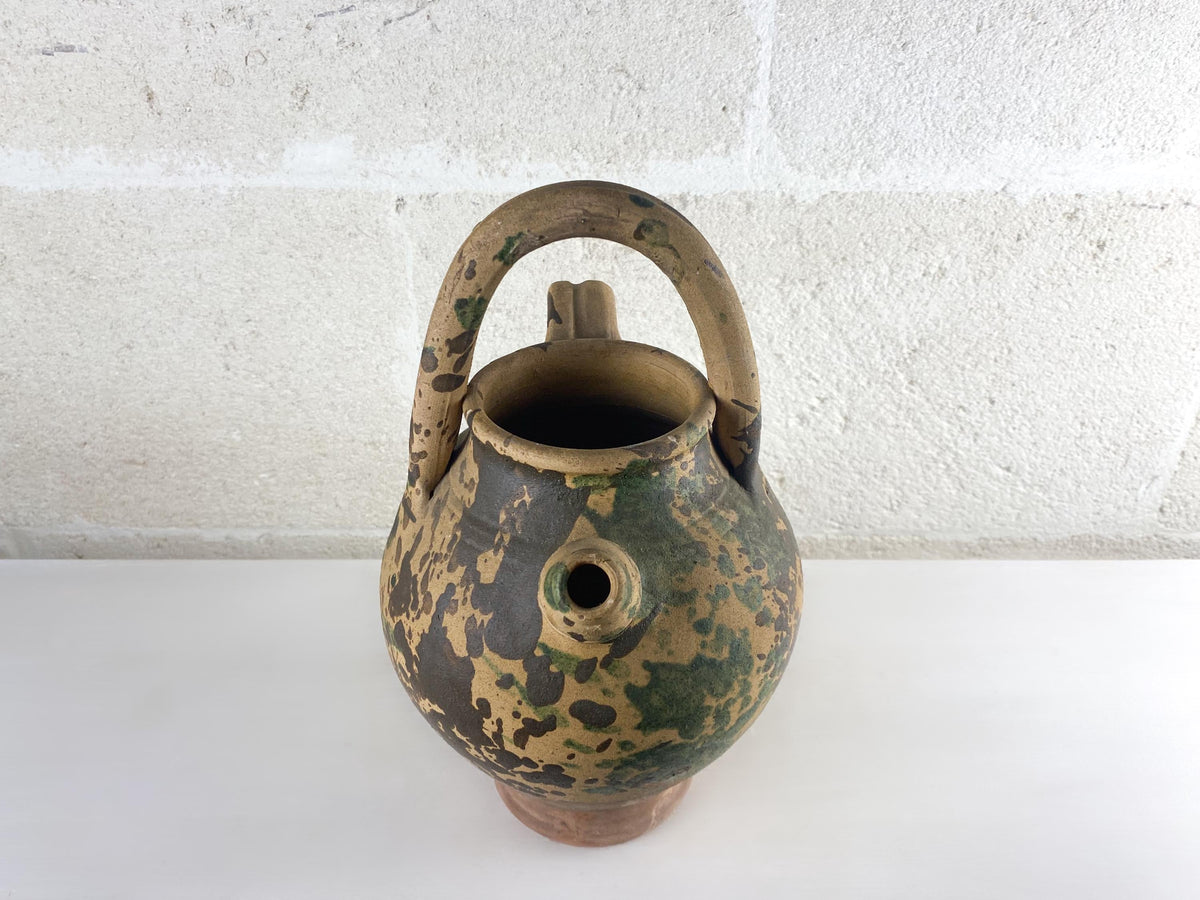 Jarra antigua de terracota italiana, vasija apulia para agua y vino, con el tradicional esmaltado salpicado