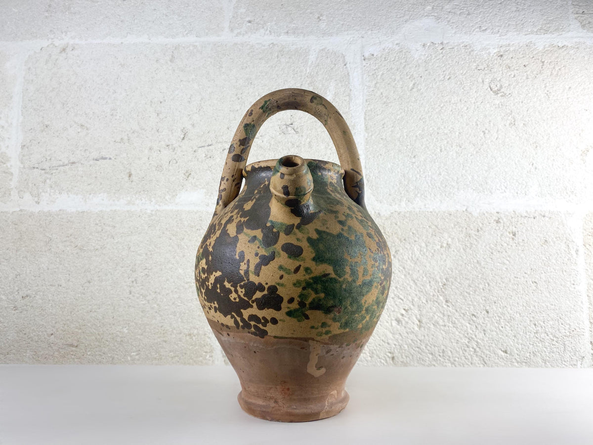 Jarra antigua de terracota italiana, vasija apulia para agua y vino, con el tradicional esmaltado salpicado