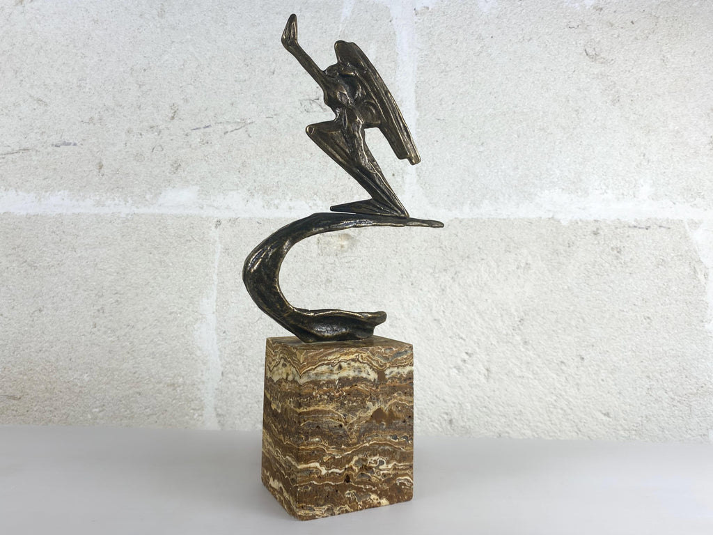 Gran escultura italiana de mujer alada estilo Art Déco | Figura aerodinámica sobre pedestal de pietra paesina