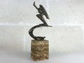 Gran escultura italiana de mujer alada estilo Art Déco | Figura aerodinámica sobre pedestal de pietra paesina