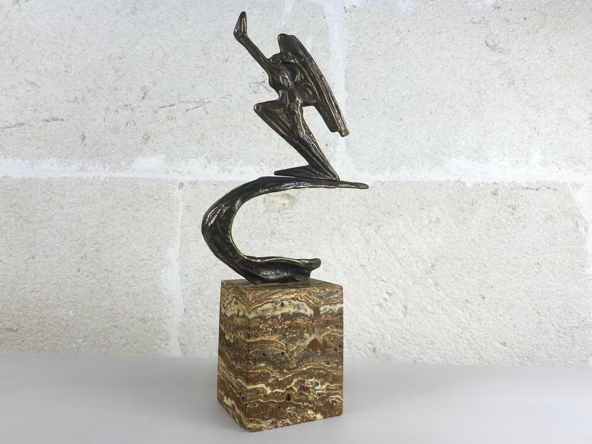 Gran escultura italiana de mujer alada estilo Art Déco | Figura aerodinámica sobre pedestal de pietra paesina