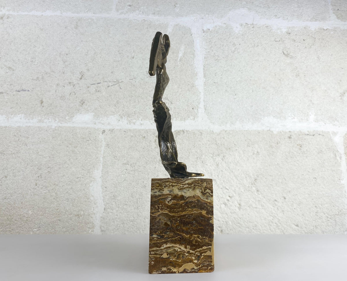 Gran escultura italiana de mujer alada estilo Art Déco | Figura aerodinámica sobre pedestal de pietra paesina