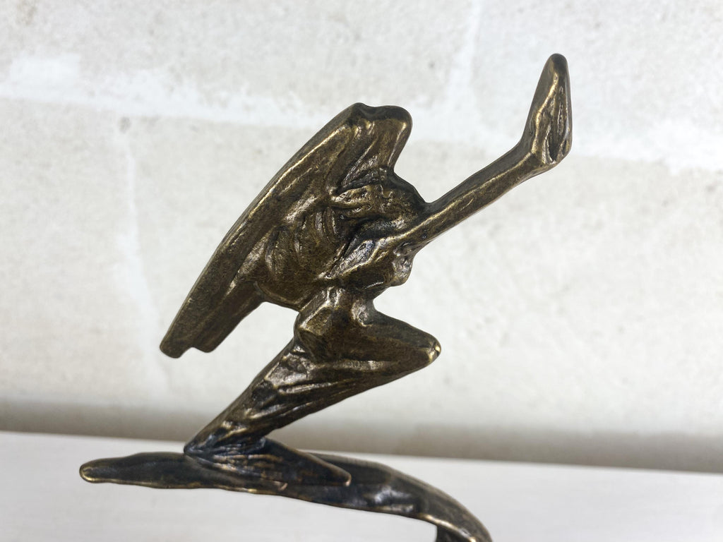 Gran escultura italiana de mujer alada estilo Art Déco | Figura aerodinámica sobre pedestal de pietra paesina