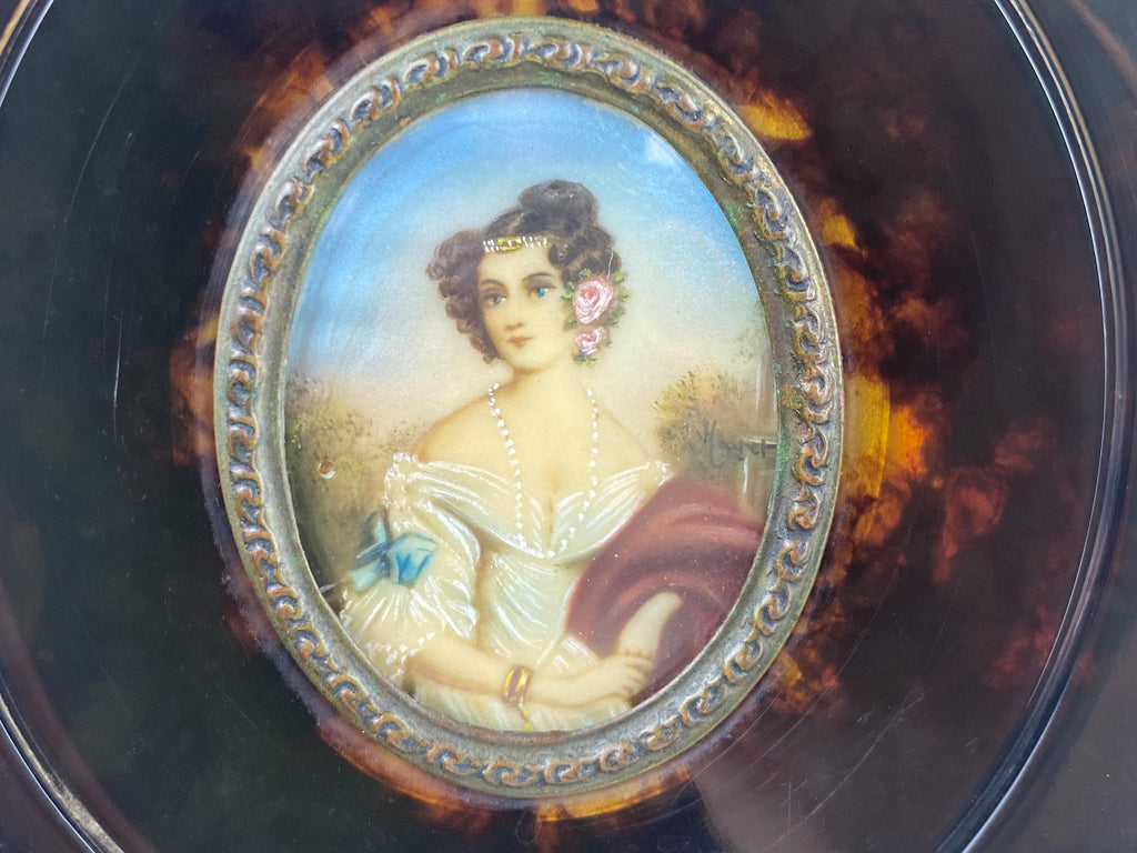 Portrait miniature ancien signé Mayer, d'après Stieler, cadre en celluloïd imitation écaille de tortue