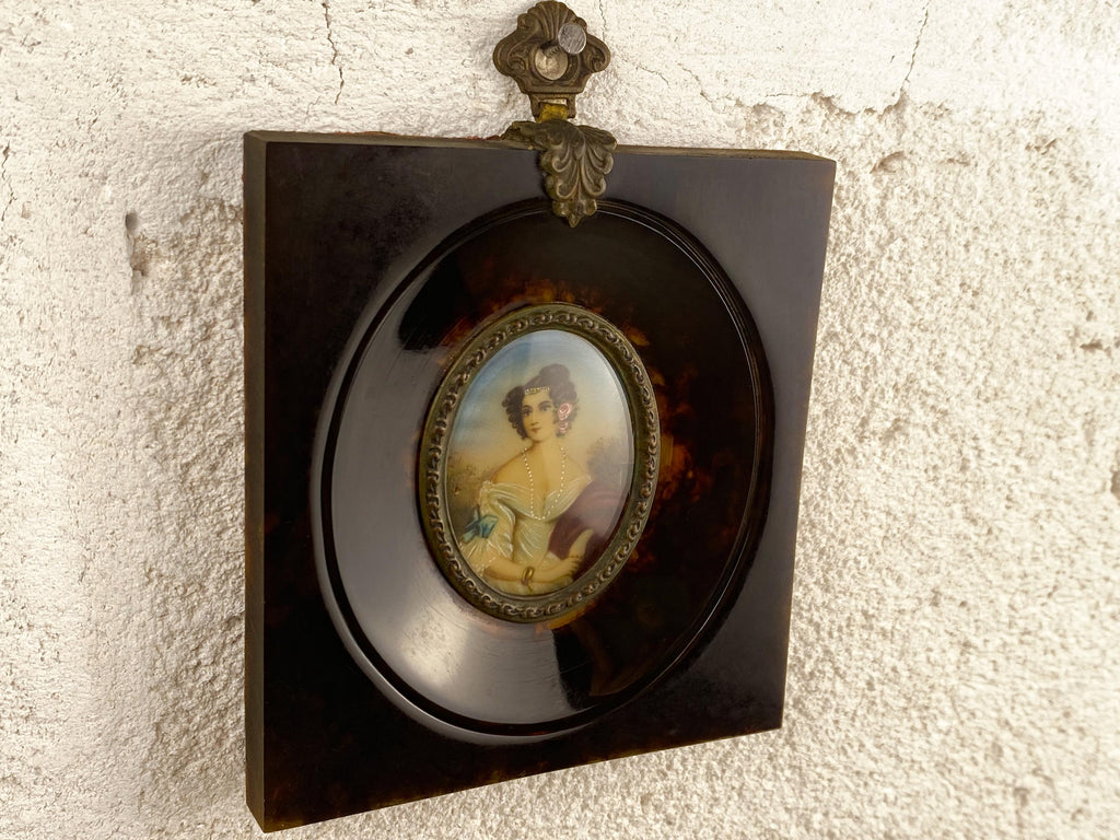 Portrait miniature ancien signé Mayer, d'après Stieler, cadre en celluloïd imitation écaille de tortue