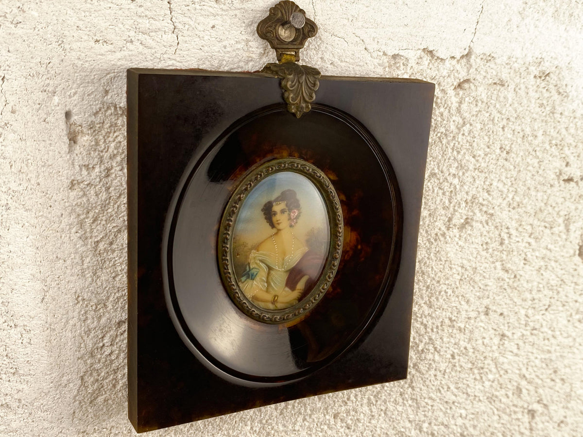 Portrait miniature ancien signé Mayer, d'après Stieler, cadre en celluloïd imitation écaille de tortue