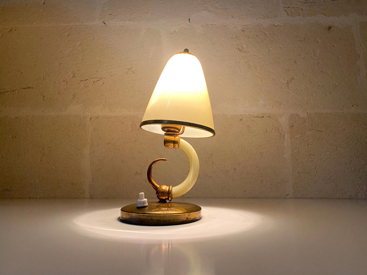 Lampe de boudoir vintage Murano en forme de corne d'abondance, verre Lattimo et cuivre patiné