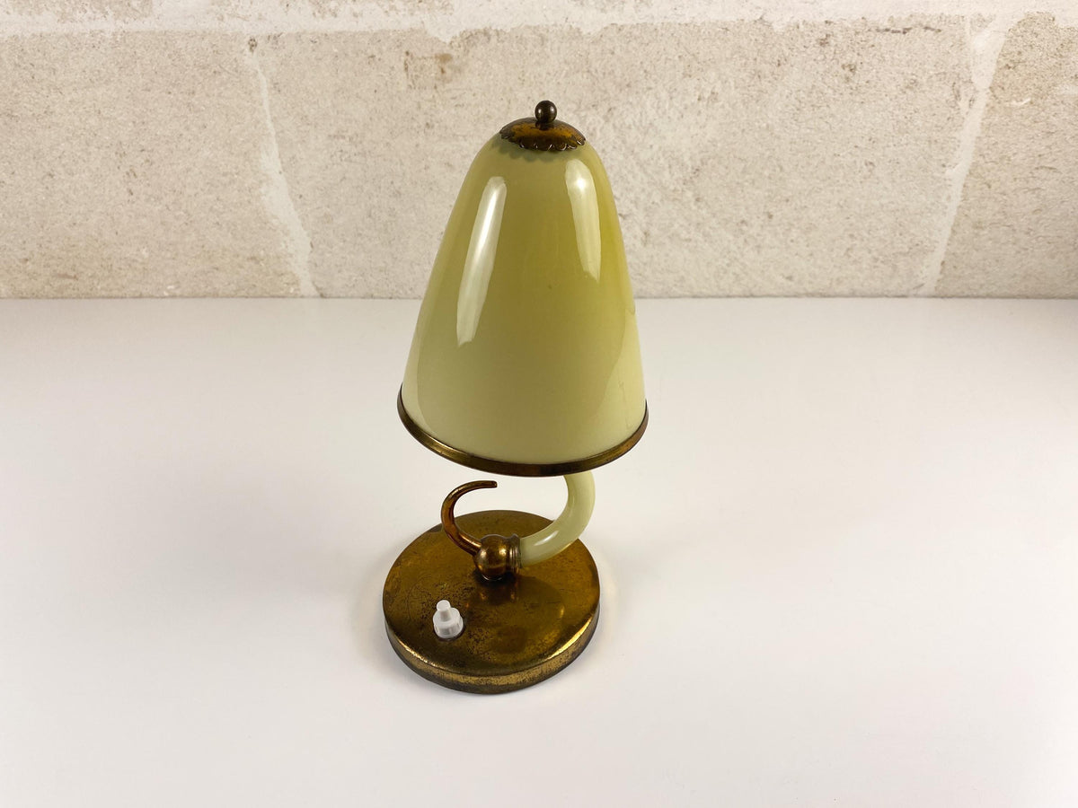 Lampe de boudoir vintage Murano en forme de corne d'abondance, verre Lattimo et cuivre patiné