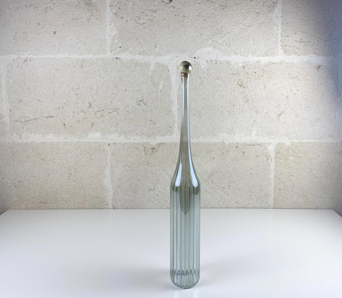 Grande carafe en verre d'art vénitien signée Renata Gandini, design postmoderniste minimaliste