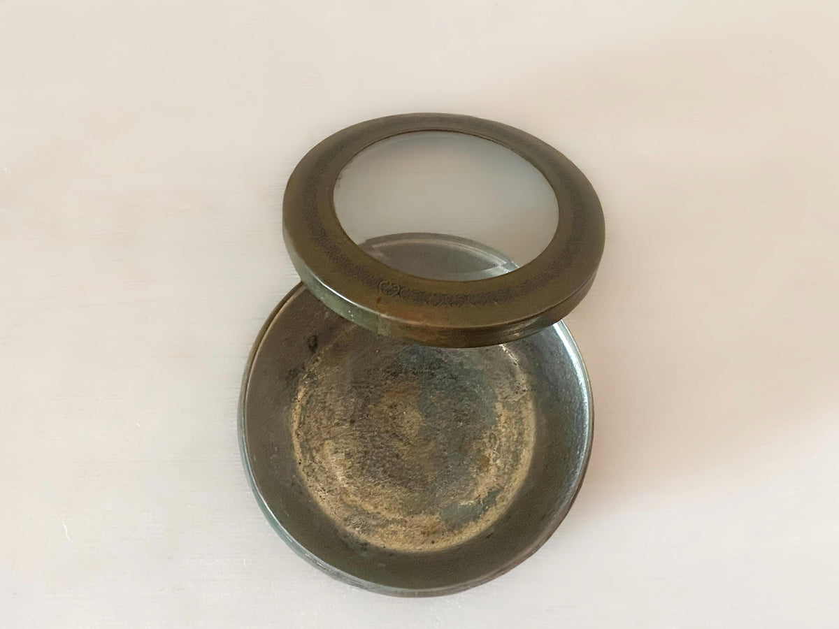 Boîte ancienne Art Nouveau en laiton, couvercle en verre biseauté, boîte de toilette du début du XXe siècle