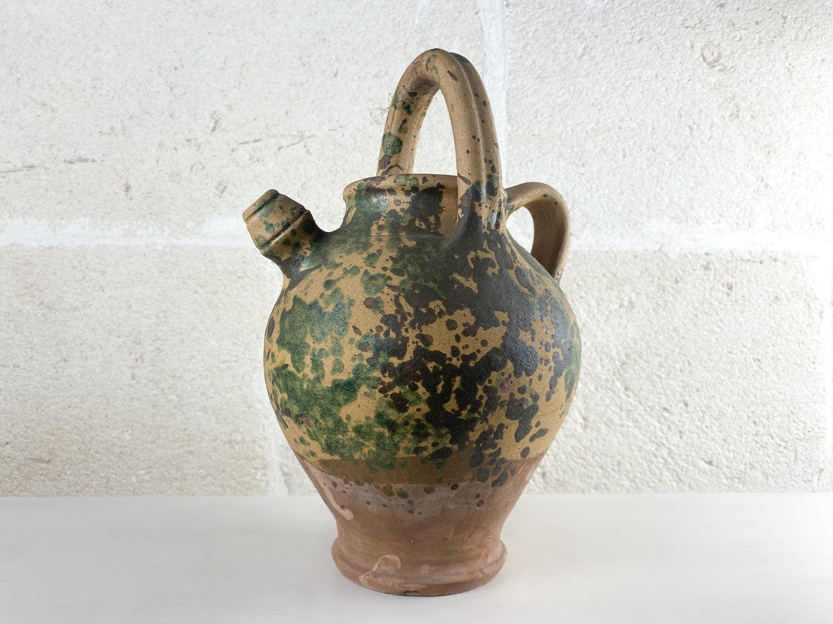Jarra antigua de terracota italiana, vasija apulia para agua y vino, con el tradicional esmaltado salpicado