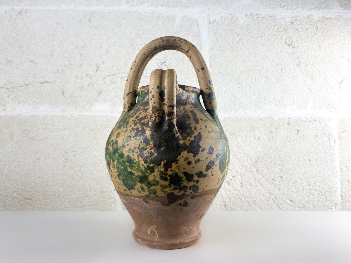 Jarra antigua de terracota italiana, vasija apulia para agua y vino, con el tradicional esmaltado salpicado