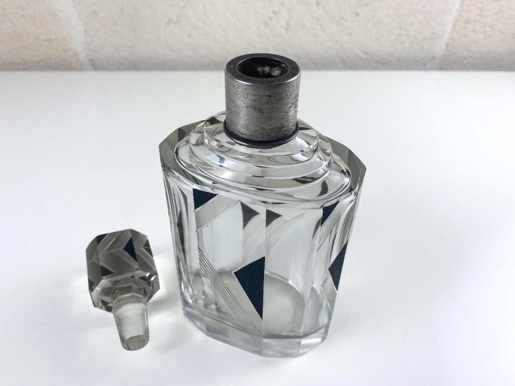 Decantador de cristal tallado Art Déco con cuello de plata 800, atribuido a Karl Palda