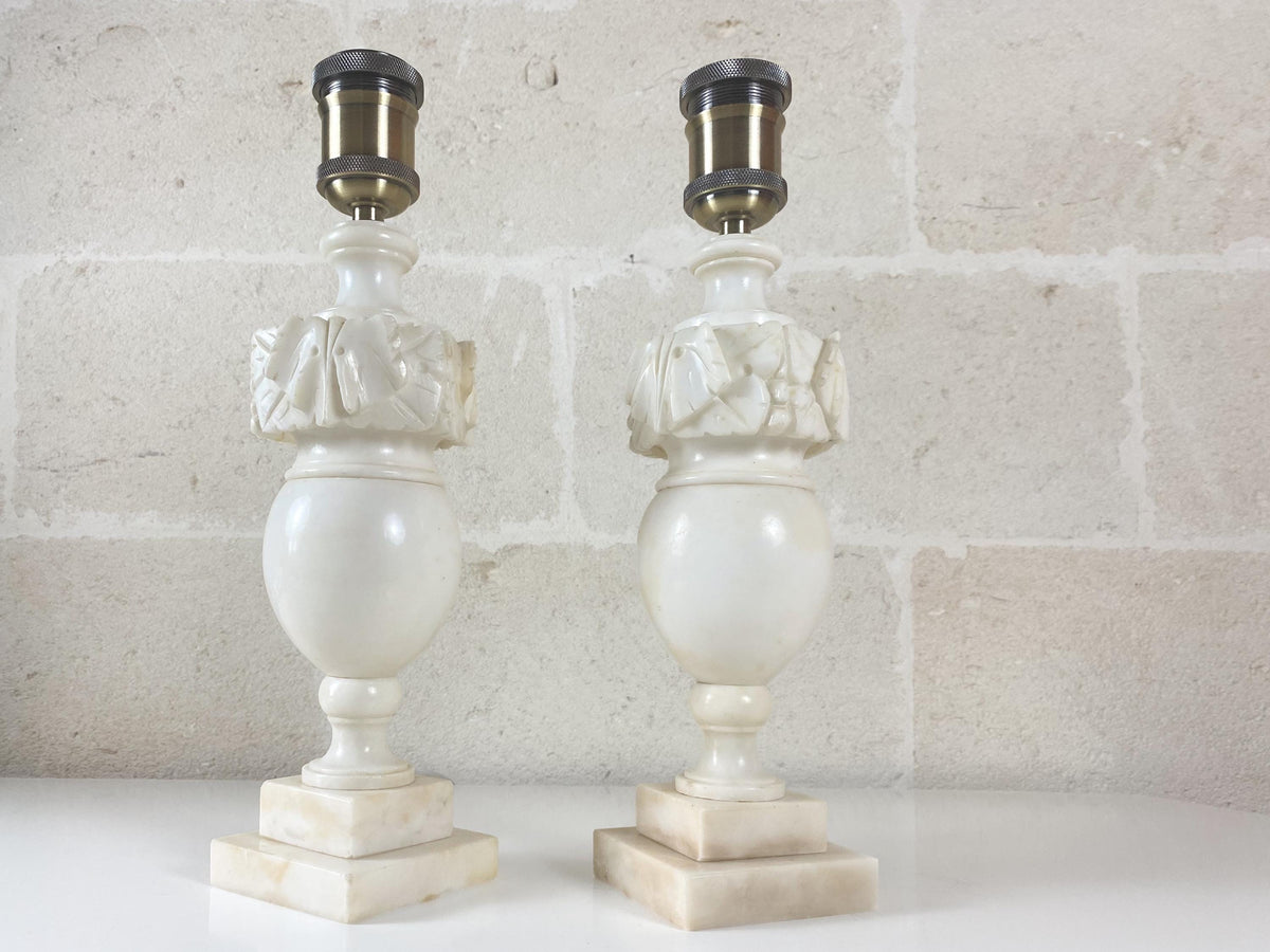 Paire de grandes lampes urnes néoclassiques en albâtre massif sculpté à la main, Prof. Bessi, Volterra, Italie