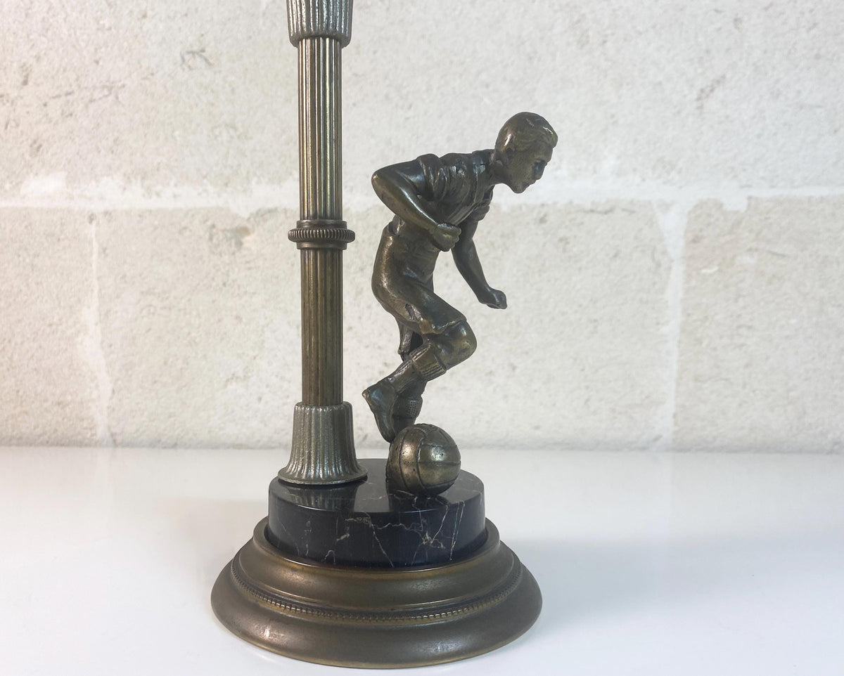 Lampe de table Art Déco française représentant un footballeur, marbre Nero Marquina