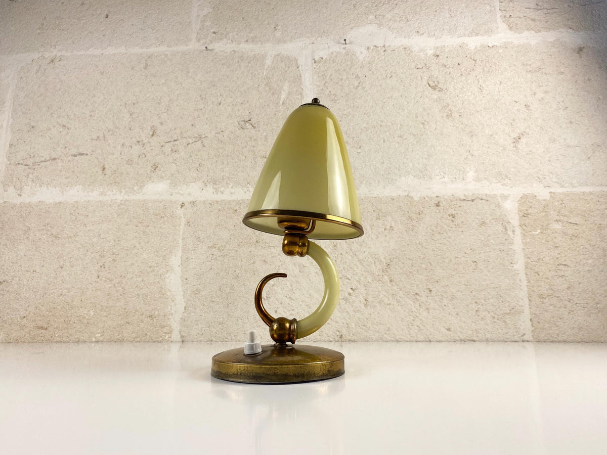 Lampe de boudoir vintage Murano en forme de corne d'abondance, verre Lattimo et cuivre patiné