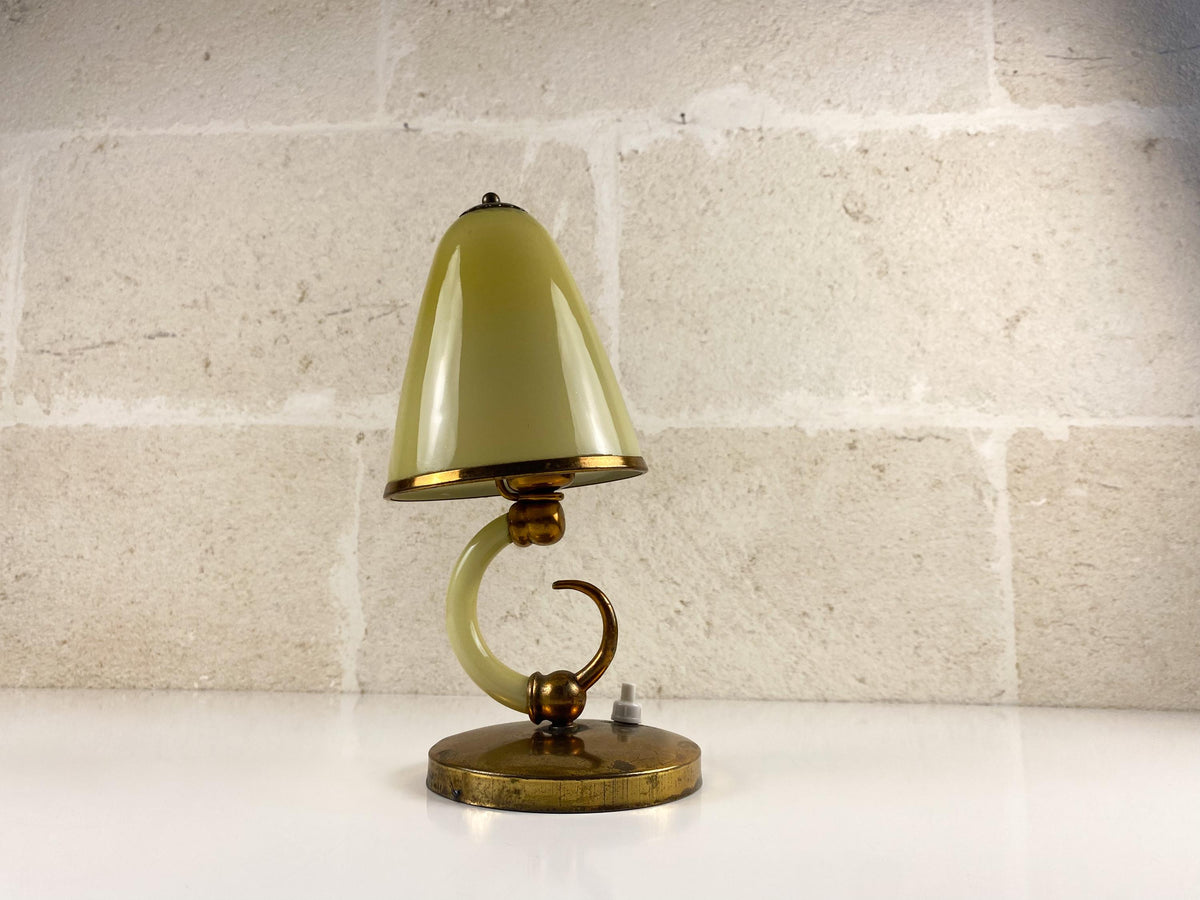 Lampe de boudoir vintage Murano en forme de corne d'abondance, verre Lattimo et cuivre patiné