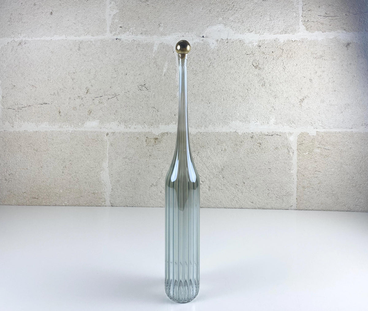 Grande carafe en verre d'art vénitien signée Renata Gandini, design postmoderniste minimaliste