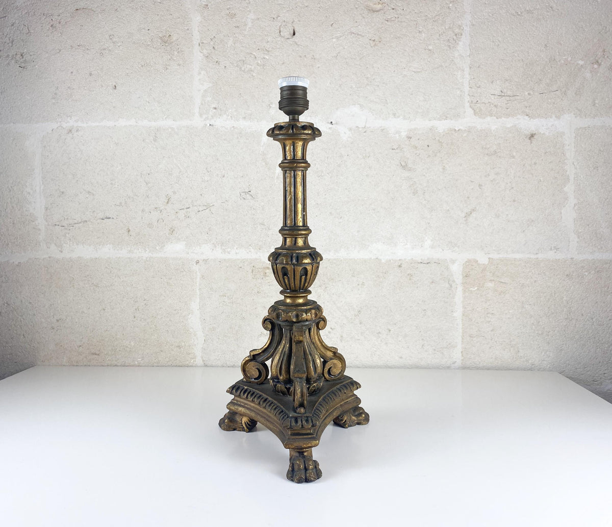 Lámpara de mesa antigua italiana de madera dorada, c. finales de 1800 – Candelabro de altar alto, estilo neobarroco