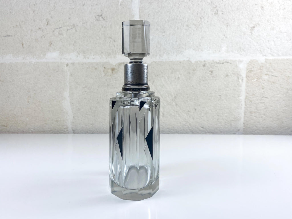 Decantador de cristal tallado Art Déco con cuello de plata 800, atribuido a Karl Palda