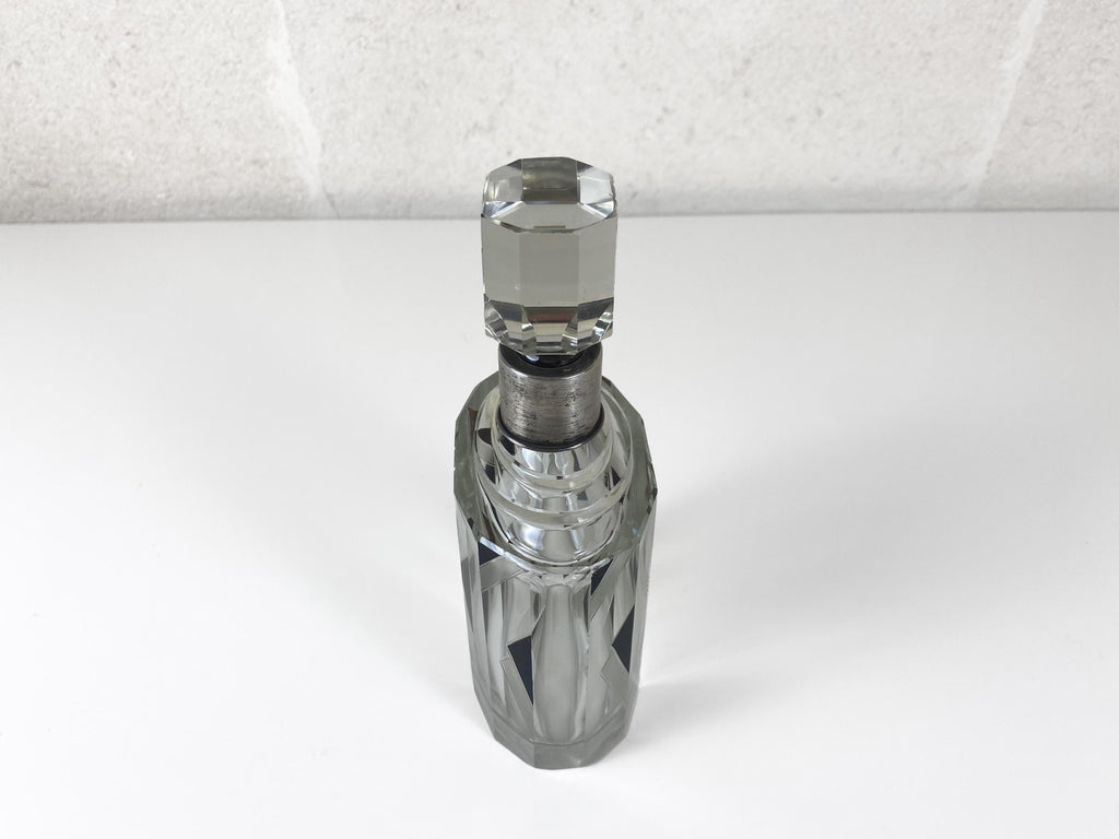 Decantador de cristal tallado Art Déco con cuello de plata 800, atribuido a Karl Palda