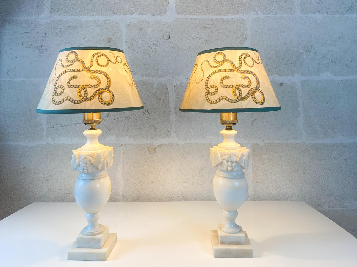 Paire de grandes lampes urnes néoclassiques en albâtre massif sculpté à la main, Prof. Bessi, Volterra, Italie