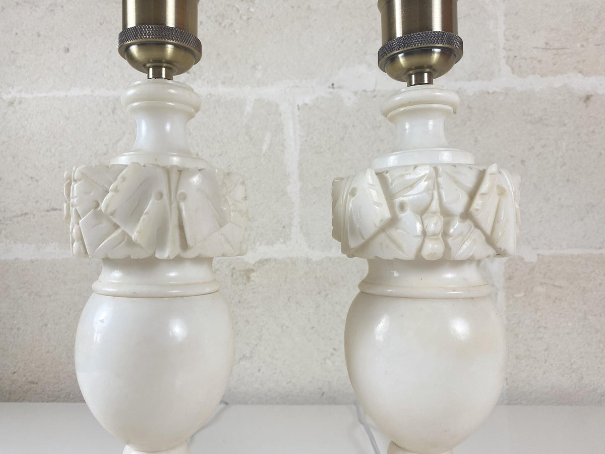Paire de grandes lampes urnes néoclassiques en albâtre massif sculpté à la main, Prof. Bessi, Volterra, Italie