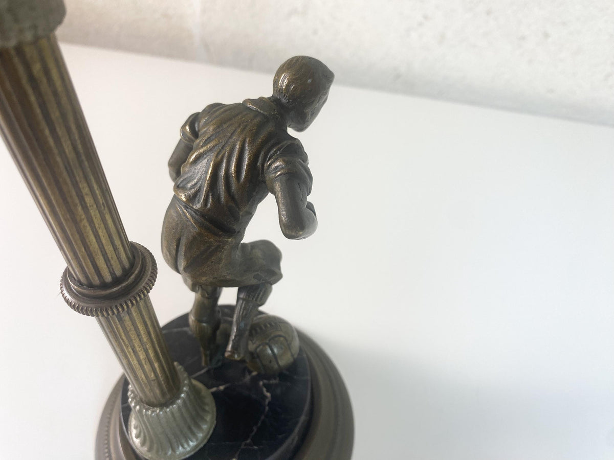 Lampe de table Art Déco française représentant un footballeur, marbre Nero Marquina