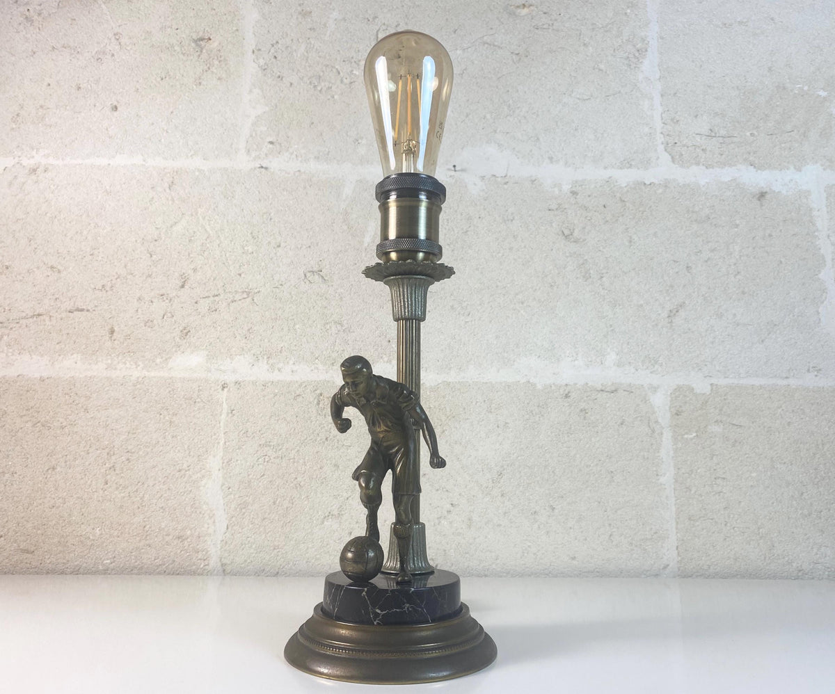 Lampe de table Art Déco française représentant un footballeur, marbre Nero Marquina