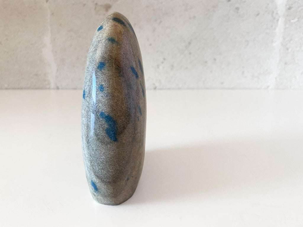 Pieza libre pulida de jaspe K2: piedra natural de azurita en granito para exhibición vertical