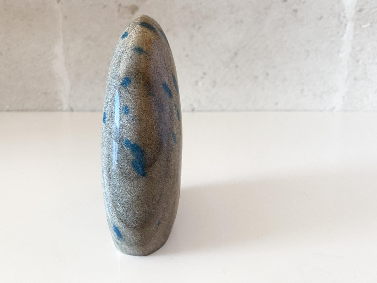 Pieza libre pulida de jaspe K2: piedra natural de azurita en granito para exhibición vertical