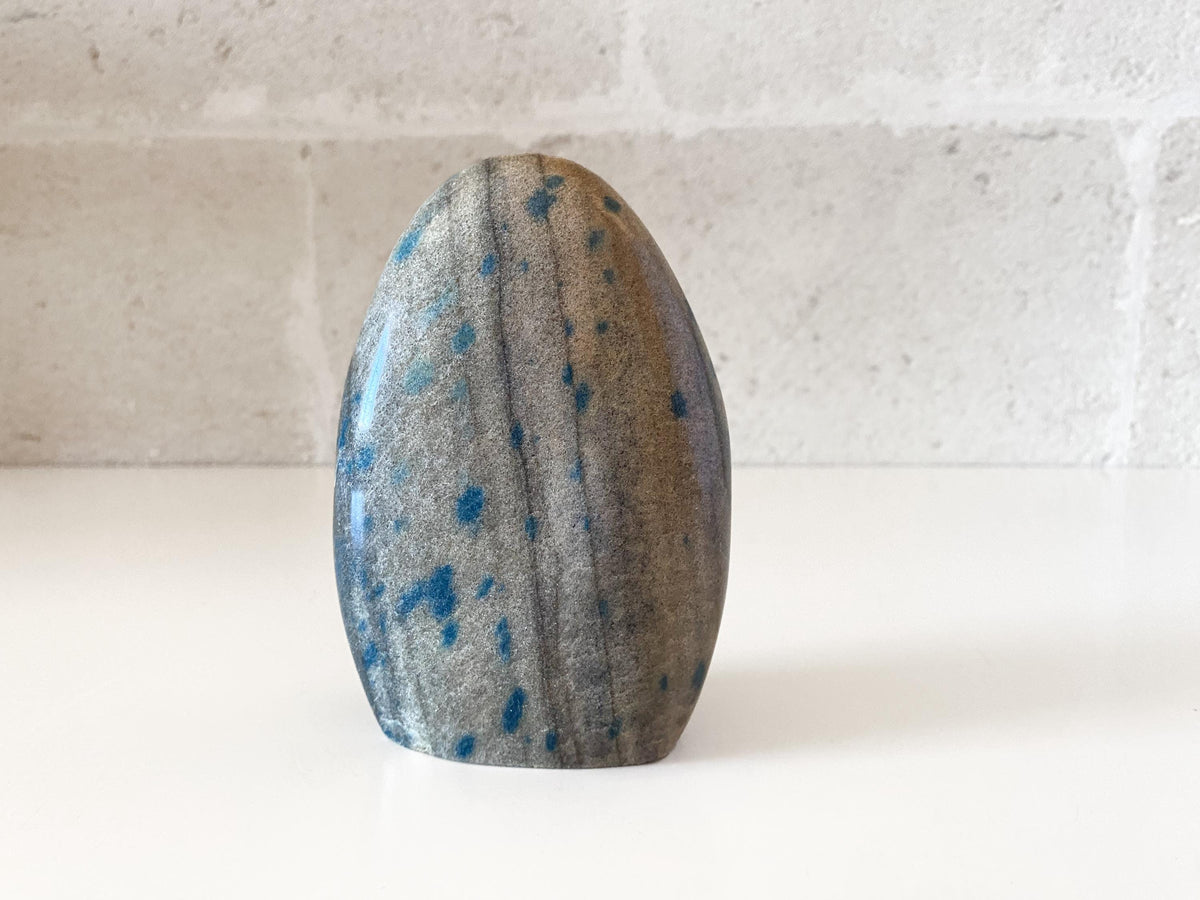 Pieza libre pulida de jaspe K2: piedra natural de azurita en granito para exhibición vertical