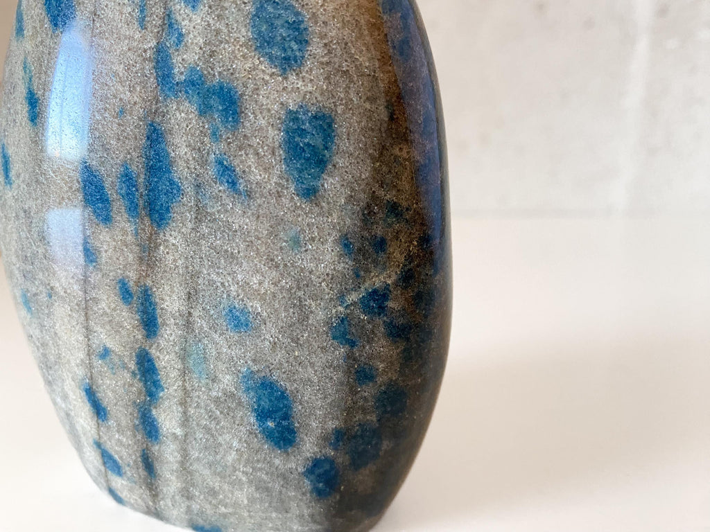 Pieza libre pulida de jaspe K2: piedra natural de azurita en granito para exhibición vertical