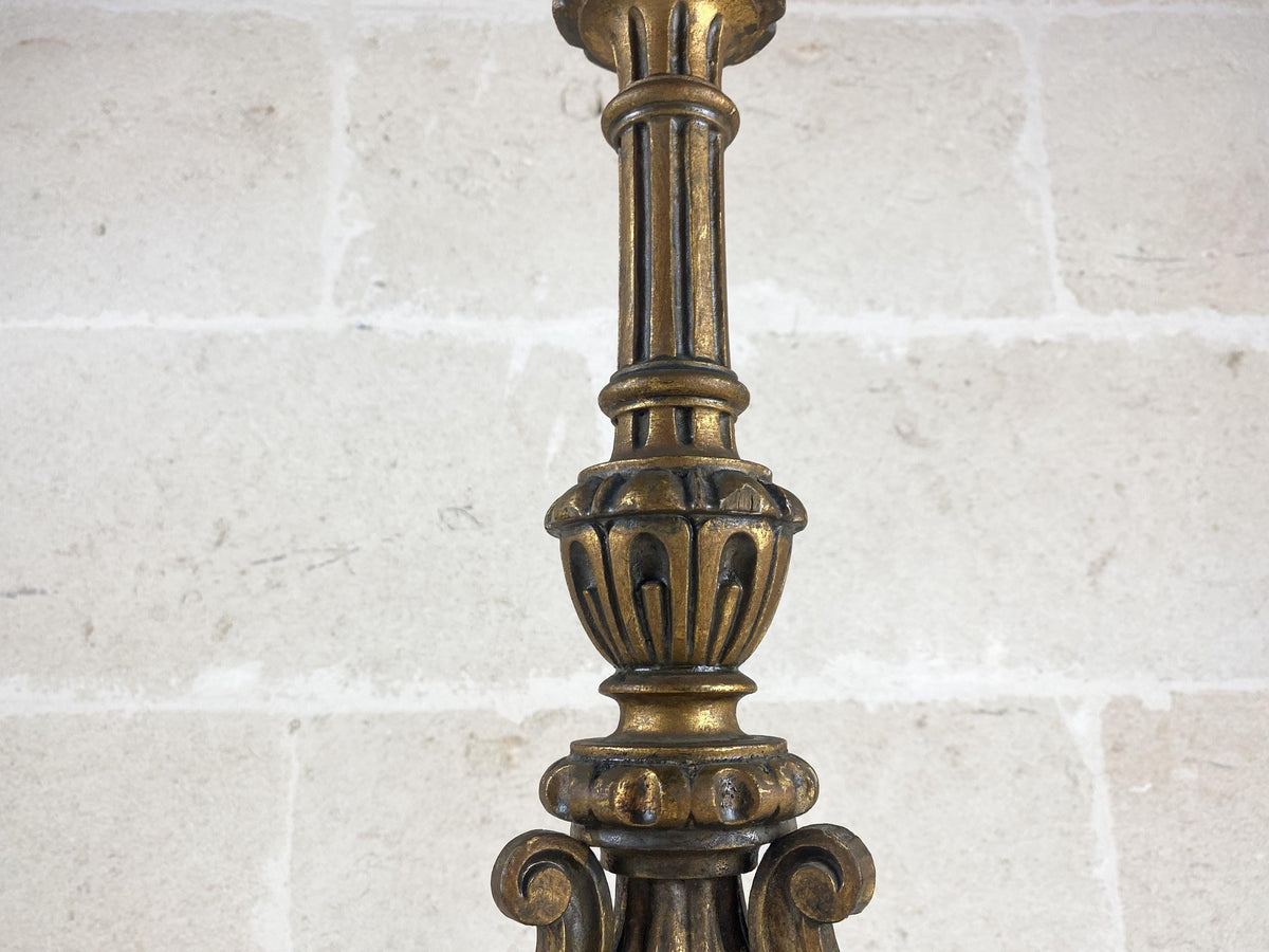 Lámpara de mesa antigua italiana de madera dorada, c. finales de 1800 – Candelabro de altar alto, estilo neobarroco