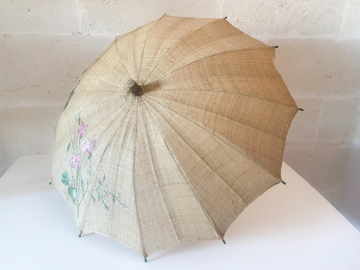 Ombrellino da sole Art Déco italiano in paglia – ricamo in rafia anni '20, manico in legno intagliato e dipinto