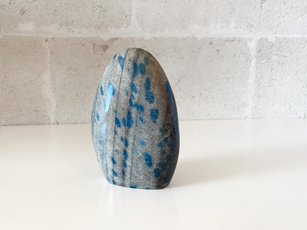Pieza libre pulida de jaspe K2: piedra natural de azurita en granito para exhibición vertical