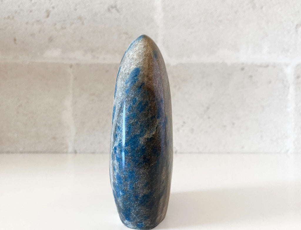 Pieza libre pulida de jaspe K2: piedra natural de azurita en granito para exhibición vertical
