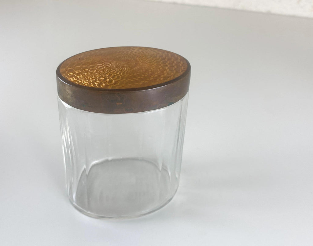 Juego de tocador Art Déco con diseño guilloché, esmalte ámbar de los años 20 (9 piezas)