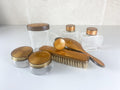 Juego de tocador Art Déco con diseño guilloché, esmalte ámbar de los años 20 (9 piezas)
