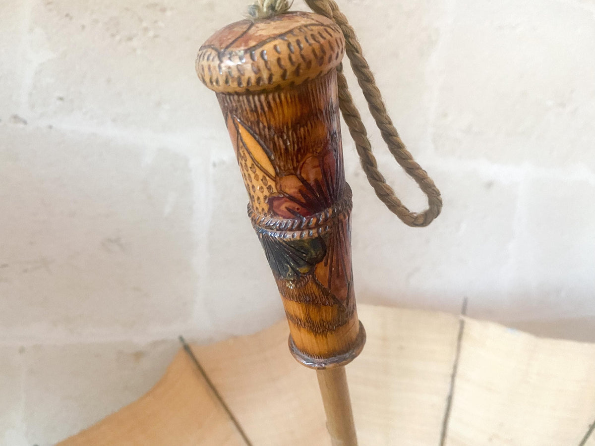 Ombrellino da sole Art Déco italiano in paglia – ricamo in rafia anni '20, manico in legno intagliato e dipinto