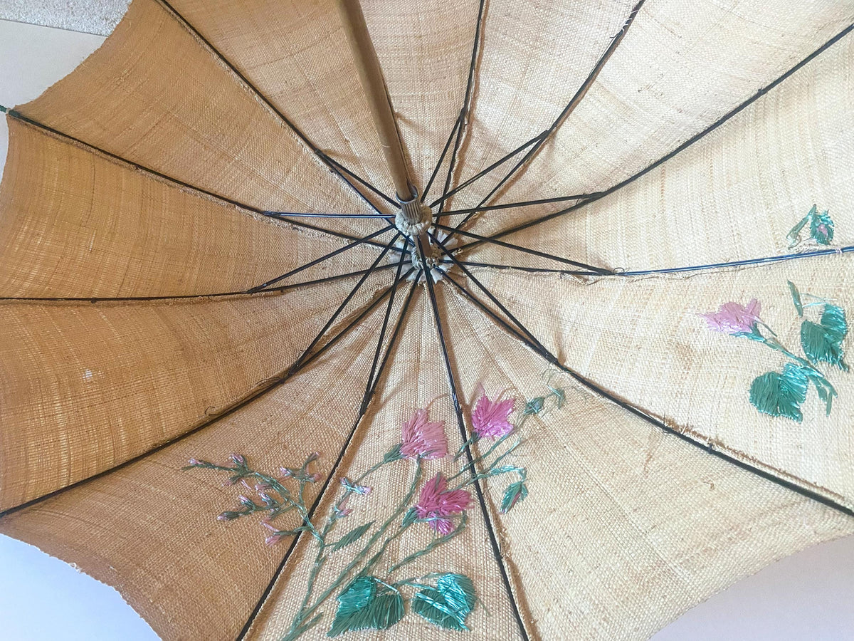 Ombrellino da sole Art Déco italiano in paglia – ricamo in rafia anni '20, manico in legno intagliato e dipinto